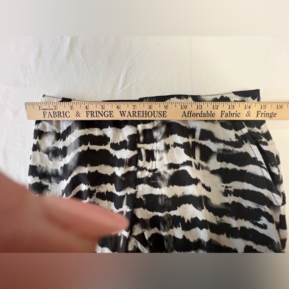 GUESS LOS ANGELES WOMEN’S PANTS  ZEBRA BLACK & WHITE PRINT. SIZE 10 CUFFED LEGS - Picture 7 of 9